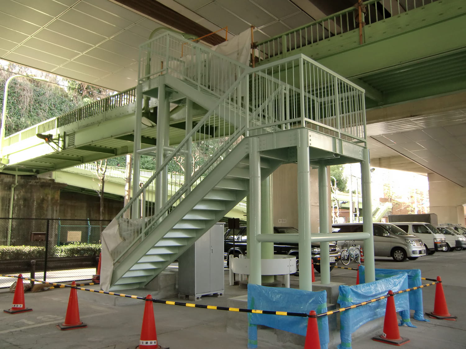 中台駐車場 歩道橋階段